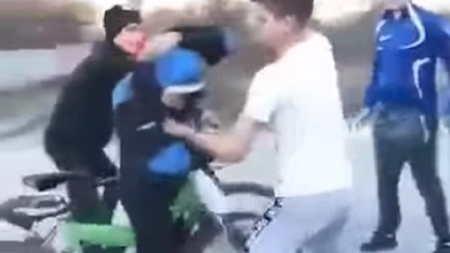 Bătaie între adolescenți, filmată într-un sat din Dolj. Polițiștii au intrat pe fir - VIDEO