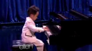 VIDEO Are doar şase ani, dar cântă dumnezeieşte la pian! El este puştiul numit de milioane de oameni "Noul Mozart"