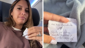 Ce bilețel a primit această tânără, de la pilotul avionului cu care călătorea: "Îmi place foarte mult de tine. Vino în.."