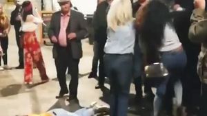 Scene uluitoare în fața unui club! Trei ”bunăciuni” sunt tăvălite de bodyguarzi! Dar nici ele nu stau cu mâinile în sân VIDEO