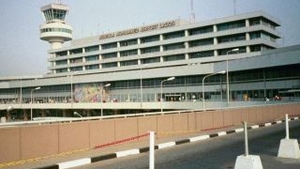 Politician nigerian, arestat pe aeroportul din Lagos cand incerca sa scoata din tara 2,1 kg de cocaina, ascunse in stomac