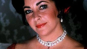 ULUITOR! Un colier ce i-a apartinut lui Elizabeth Taylor a fost vandut cu 11 milioane de dolari!