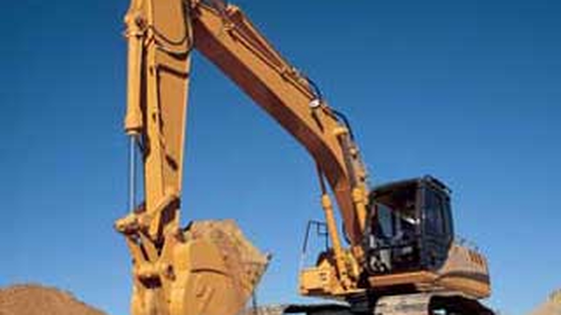 Un barbat a murit strivit de lama unui excavator pe care il repara