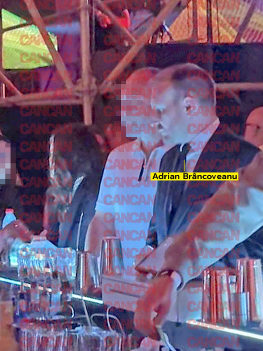 După ce a luat băuturile, Adrian Brâncoveanu a luat cu asalt o masă, alături de însoțitoarea sa (Foto: CANCAN.RO)