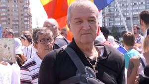 Gestul făcut de Gigi Becali la protestul anti-LGBT. Toți au rămas mască