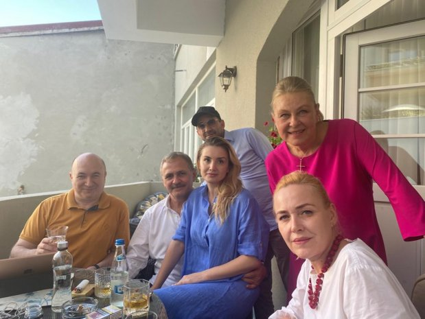 Dulce libertate! Cu cine a făcut Liviu Dragnea primul șpriț după eliberare: “Șeful s-a întors”! Fostul lider PSD este nedezlipit de viitoarea lui soție | FOTO