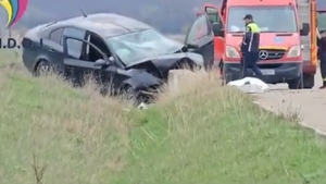 Accident la Ivănești: Un bărbat a murit și o tânără de 18 ani a fost transportată la spital