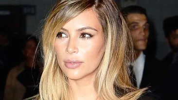 Kim Kardashian i-a furat costumul de baie surorii sale mai mici! Era neincapator si i s-a vazut posteriorul