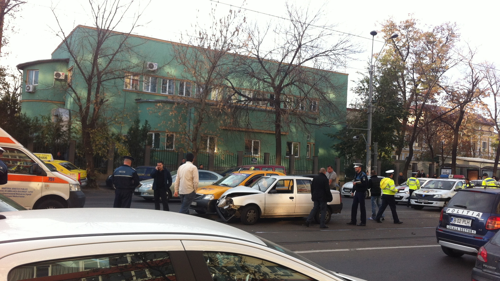 La un pas de tragedie! O masina de politie s-a facut acordeon dupa ce s-a ciocnit cu un taxi!