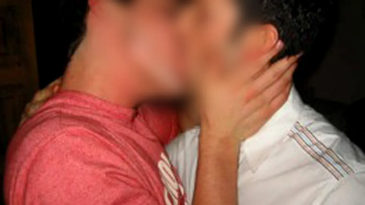 Un celebru actor, fotografiat  sarutandu-se cu un barbat! La cat de sexy e, n-o sa iti vina sa crezi ca e gay!