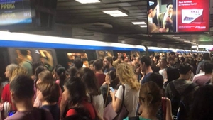Panică la metroul din București! Două femei au chemat ambulanța la stația Piața Romană