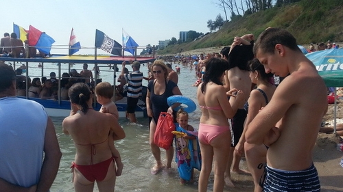 Ii inghesuie ca pe sarmale pentru profit, dar nu se gandesc si la siguranta lor. Imagini inedite cu vaporasele de pe litoral