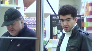 Florin Calinescu si fiul lui au aceeasi slabiciune de gen... feminin! Au plecat acasa nu cu una, nici cu doua, ci cu... ZECE!