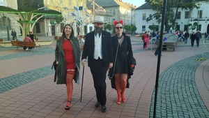 Imagini șocante în centrul Timișoarei! Un bărbat a ieșit la plimbare cu două femei ținute în lesă