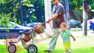 I-a facut cadou de nunta un Mercedes!