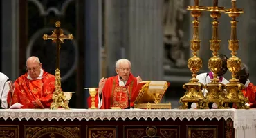 La Vatican a început conclavul pentru alegerea următorului Papă. Ce se întâmplă în interiorul Capelei Sixtine