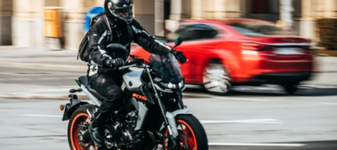 Se schimbă Codul Rutier pentru motocicliști. Vor putea înainta printre mașini și folosi benzile de autobuz