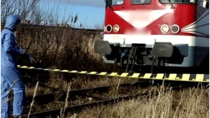 Sfârșit de coșmar pentru o femeie din Oradea! Obligată să stea pe șine până a fost lovită de tren