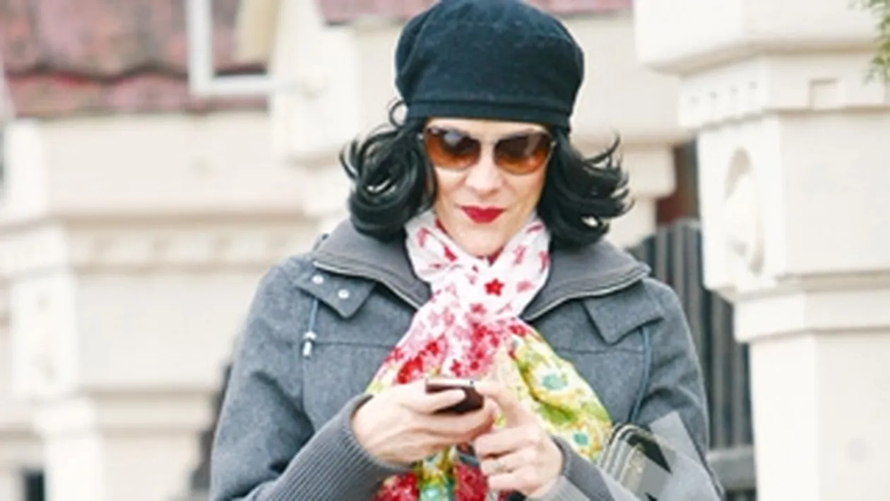 Aparitie de senzatie pe strazile Capitalei. Inaltimea sa, Roxana Ciuhulescu! Uite-o cum NU se pierde in multime!