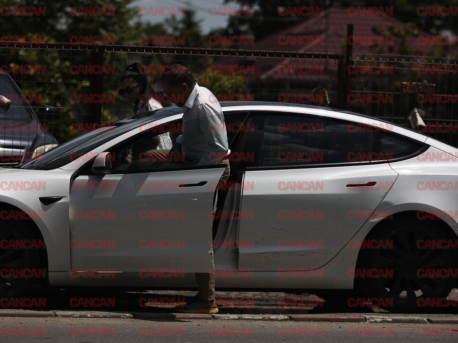 Petre Roman conduce o mașină Tesla