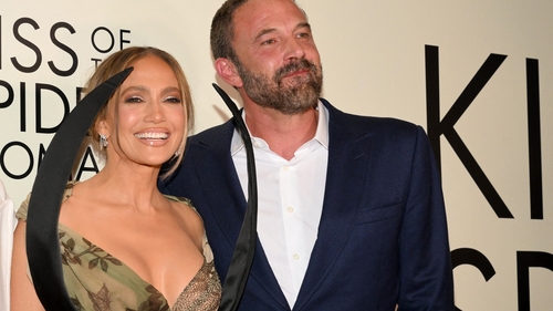 Cum și-a modificat Jennifer Lopez tatuajul făcut în timpul căsniciei cu Ben Affleck. Fanii au observat imediat schimbarea