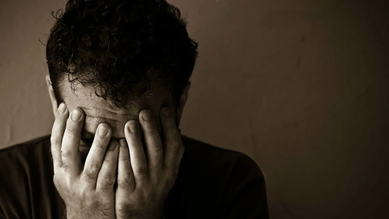 Un tânăr din Suceava este măcinat de îndoieli! O trădare i-a distrus încrederea în iubire