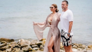 Imagini cu Anamaria Prodan în luxul de la business class! Sexy-impresara a plecat cu avionul la Dubai
