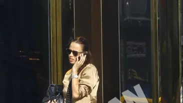 Performanta pe tocuri de 12 centimetri, marca Andreea Raicu!  Traverseaza strada din doi pasi, prin loc nepermis