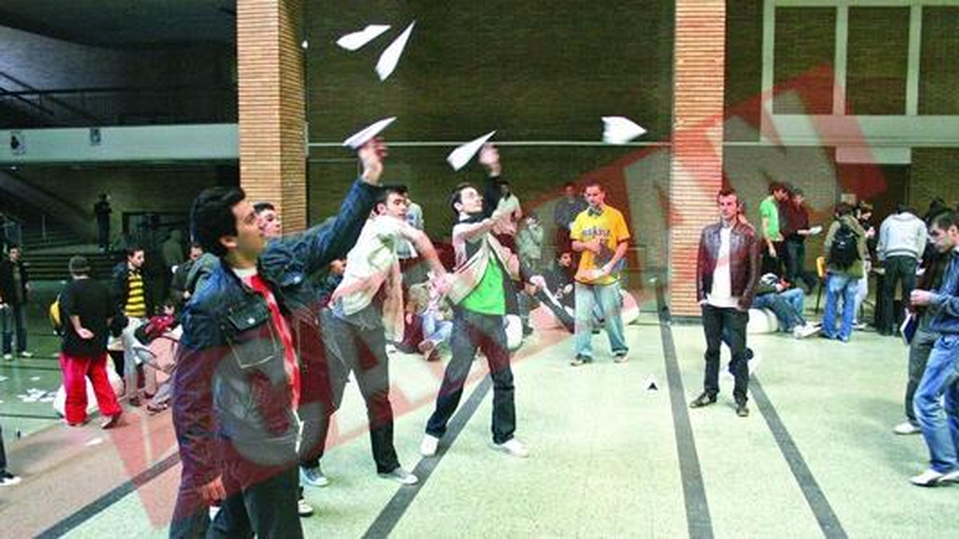 Campioni la aruncat avioane de hartie