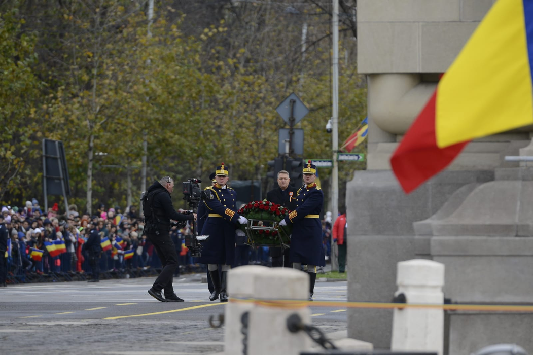 Klaus Iohannis a venit fără soția lui la parada militară din București. Gestul făcut de Carmen Iohannis pe Facebook înainte de Ziua Națională a României