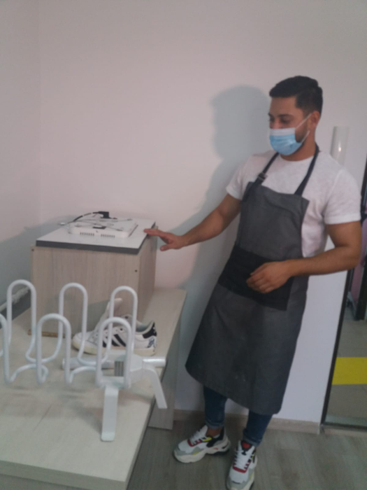 Voluntarii craioveni fac adevărat minuni cu pantofii uzați