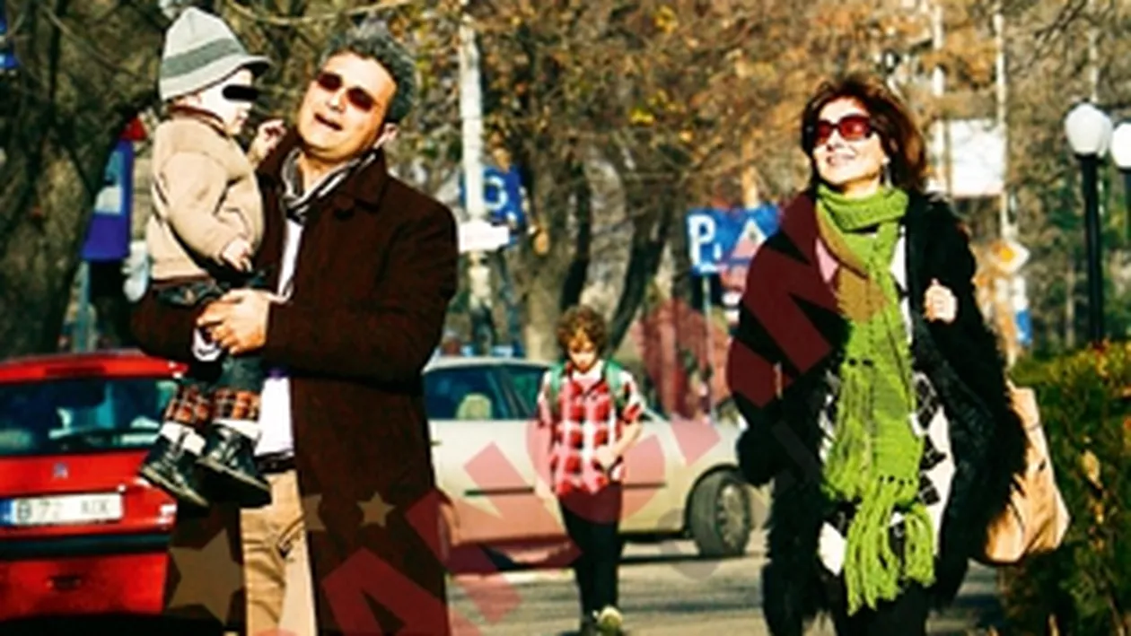 Robert Turcescu a iesit in parc cu Oana Sarbu si fiul ei adoptiv