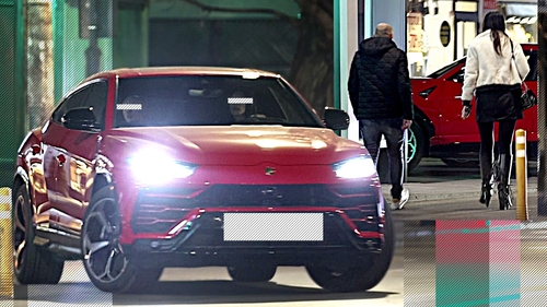 Deși sunt îmbrăcați ca oamenii de rând, Lamborghini-ul roșu i-a dat de gol! Discreții multimilionari au atras toate privirile pe Dorobanți!