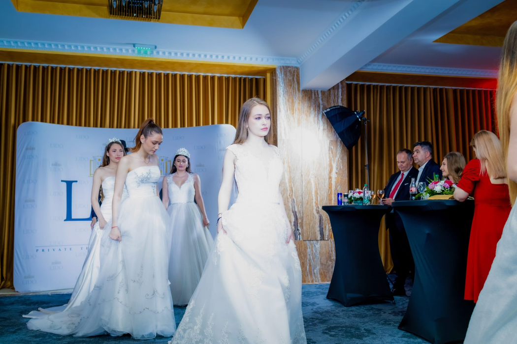 Un celebru designer din România, petrecere cu ștaif de ziua sa de naștere! Vedetele prezente au avut parte de un spectacol inedit
