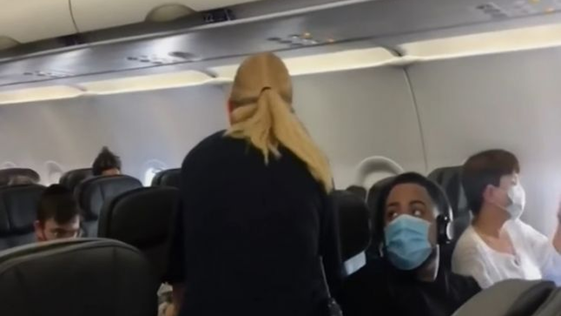 Mega-scandal în avion! Mama și cei șase copii ai ei au fost dați jos. Refuzase să… VIDEO
