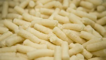 Descoperirea infioratoare dintr-o punga de pufuleti! O tanara din Slatina a inlemnit cand a deschis ambalajul!