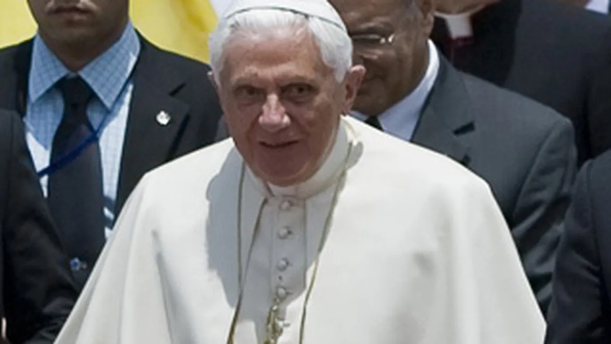 Papa Benedict a calcat stramb! Nu a luat cina in taina, ci noaptea tarziu, intr-un restaurant din afara Vaticanului!