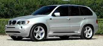Cum arată un BMW X5 cu motor V10 și transmisie manuală?