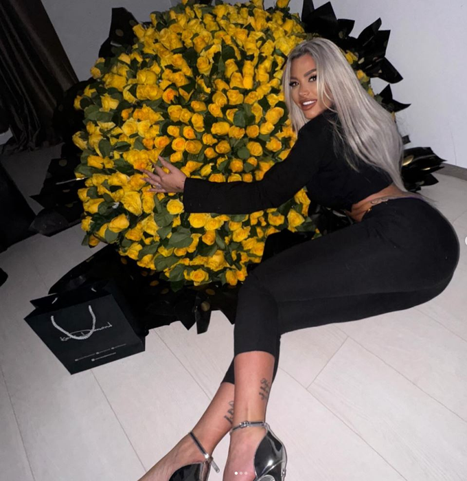 Roxana Darie a primit 501 trandafiri de ziua ei, de la Dani Leș (Foto: Instagram)