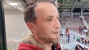 Andi Moisescu, îndrăgostit de Rapid! Ce cadou a primit din partea conducerii clubului alb-vișiniu. "Atmosfera din Giulești..." | FOTO