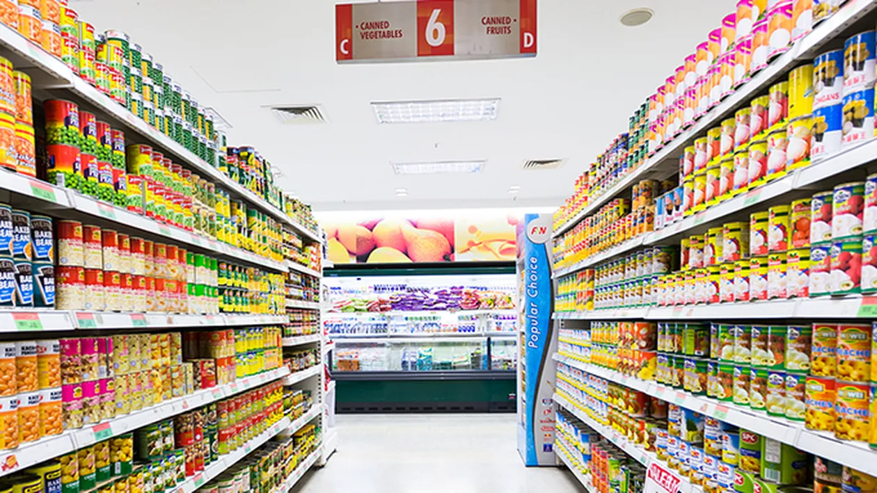 Oamenilor nu le-a venit să creadă ce divă îşi făcea cumpărăturile de Crăciun! Blonda avea două cărucioare pline