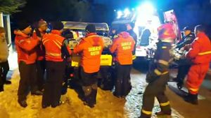 Incident în a doua zi de Crăciun. Un adolescent de 15 ani a fost la un pas de moarte, după ce s-a prăbușit într-o râpă din Munții Baiului