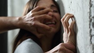 O tânără de 14 ani din Maramureș a fost atacată și abuzată de un bărbat care a urmărit-o zeci de metri
