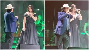 Momentul emoționant în care Al Bano s-a așezat în genunchi, în fața Paulei Seling. Mulțimea a aplaudat minute în șir