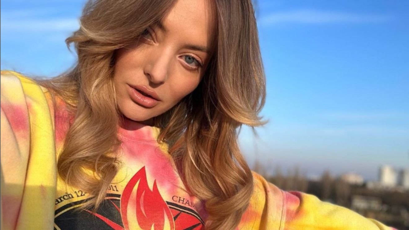 Delia Matache, pusă la zid după ce s-a pozat în costum de baie. Ipostazele provocatoare au stârnit un val de reacții: ”Dai de înțeles că ești liberă”