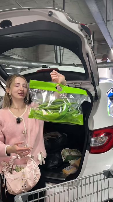 Ce a putut să cumpere o româncă cu 250 de lei într-un supermarket din China. Experimentul a devenit viral