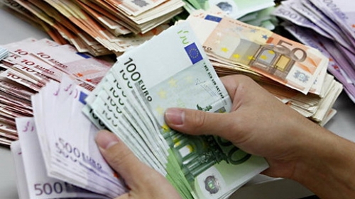 O româncă a fost înşelată de un american pe reţelele de socializare. Femeia i-a trimis peste 11.000 de euro