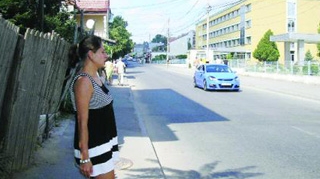 Doi adolescenti de 13 si 17 ani jefuiau femeile pe strada, smulgandu-le lantisoarele de la gat