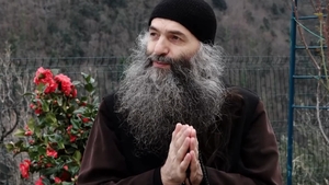 I-a murit mama chiar de Paște! Părintele Pimen de la Muntele Athos, mărturisiri emoționante despre cea care i-a dat viață: „Atâta a șoptit”