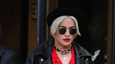 O cântăreaţă celebră a şocat cu ultima apariţie. Cum a putut veni îmbrăcată la un eveniment